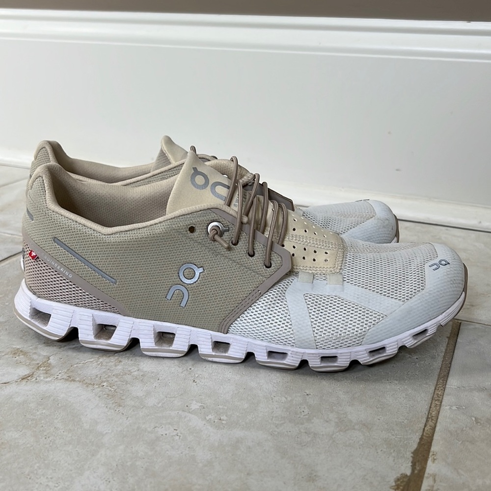 Women’s On Cloud running shoes. Size 9